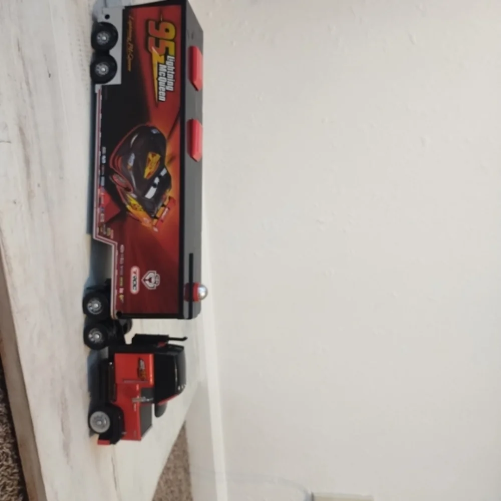 DISNEY PIXAR CARS DISNEY STORE CARBON RACER MACK LAUNCHER W/ LIGHTNING MCQUEEN